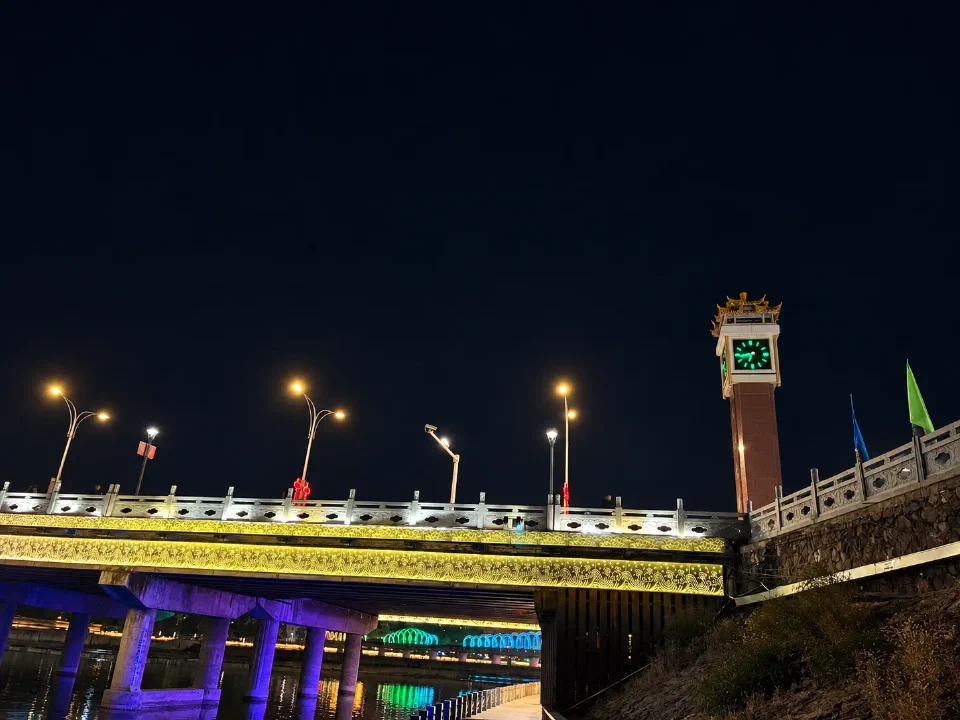 承德大桥桥头的四面钟，夜色中钟面泛着绿光
